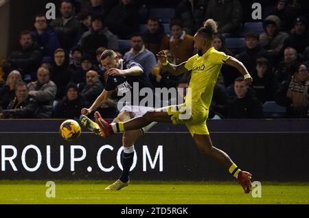 LONDON, ENGLAND – 16. DEZEMBER: Sorba Thomas aus Huddersfield Town versucht, den Ball während des Sky Bet Championship-Spiels zwischen Millwall und Huddersfield Town am 16. Dezember 2023 in London zu blockieren. (Foto: Dylan Hepworth/MB Media) Stockfoto