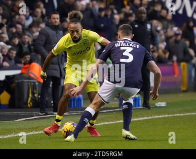 LONDON, ENGLAND - 16. DEZEMBER: Sorba Thomas aus Huddersfield Town mit dem Ball während des Sky Bet Championship Matches zwischen Millwall und Huddersfield Town am 16. Dezember 2023 in London. (Foto: Dylan Hepworth/MB Media) Stockfoto