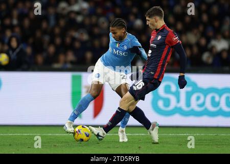 Der schwedische Mittelfeldspieler Jens-Lys Michel Cajuste von SSC Napoli tritt am 16. Dezember 2023 im Diego Armando Maradona Stadium in Neapel in Süditalien gegen Cagliari und Matteo Prati in der Serie A an. Stockfoto