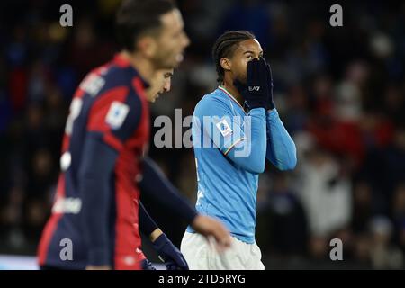 Der schwedische Mittelfeldspieler Jens-Lys Michel Cajuste von SSC Napoli sieht am 16. Dezember 2023 im Diego Armando Maradona Stadion in Neapel, Süditalien, beim Fußballspiel der Serie A zwischen SSC Napoli und Cagliari niedergeschlagen aus. Stockfoto