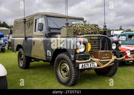 1983 Land Rover Defender 110, ausgestellt auf der Race Day Airshow in Shuttleworth am 2. Oktober 2023. Stockfoto