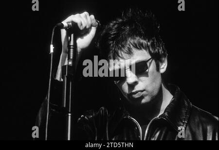 IAN McCulloch, ECHO & THE BUNNYMEN, 1998: Ian McCulloch von der legendären Liverpool Indie-Band Echo and The Bunnymen on the Main Stage beim Reading Festival, England, UK am 29. August 1998. Die Band tourte 1997 mit ihrem Comeback-Album Evergreen und der Top-Ten-Hit-Single Nothing Lasts Forever. Foto: Rob Watkins Stockfoto