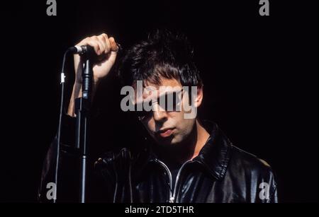 IAN McCulloch, ECHO & THE BUNNYMEN, 1998: Ian McCulloch von der legendären Liverpool Indie-Band Echo and The Bunnymen on the Main Stage beim Reading Festival, England, UK am 29. August 1998. Die Band tourte 1997 mit ihrem Comeback-Album Evergreen und der Top-Ten-Hit-Single Nothing Lasts Forever. Foto: Rob Watkins Stockfoto