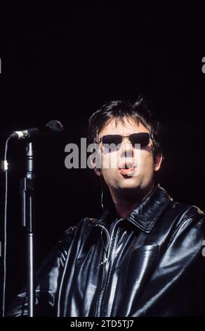 IAN McCulloch, ECHO & THE BUNNYMEN, 1998: Ian McCulloch von der legendären Liverpool Indie-Band Echo and The Bunnymen on the Main Stage beim Reading Festival, England, UK am 29. August 1998. Die Band tourte 1997 mit ihrem Comeback-Album Evergreen und der Top-Ten-Hit-Single Nothing Lasts Forever. Foto: Rob Watkins Stockfoto