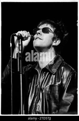 IAN McCulloch, ECHO & THE BUNNYMEN, 1998: Ian McCulloch von der legendären Liverpool Indie-Band Echo and The Bunnymen on the Main Stage beim Reading Festival, England, UK am 29. August 1998. Die Band tourte 1997 mit ihrem Comeback-Album Evergreen und der Top-Ten-Hit-Single Nothing Lasts Forever. Foto: Rob Watkins Stockfoto