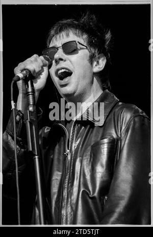 IAN McCulloch, ECHO & THE BUNNYMEN, 1998: Ian McCulloch von der legendären Liverpool Indie-Band Echo and The Bunnymen on the Main Stage beim Reading Festival, England, UK am 29. August 1998. Die Band tourte 1997 mit ihrem Comeback-Album Evergreen und der Top-Ten-Hit-Single Nothing Lasts Forever. Foto: Rob Watkins Stockfoto