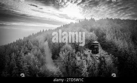 Sonnenuntergang in Beskiden schwarz-weiß Stockfoto