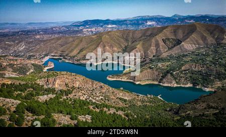 Ein wunderschöner Blick auf einen Damm irgendwo in Spanien. Stockfoto