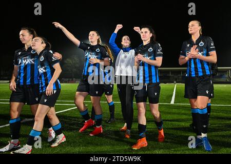 Spieler des Clubs YLA mit Jody Vangheluwe (22) vom Club YLA, Angel Kerkhove (13) vom Club YLA, Caitlin Lievens (21) vom Club YLA, Marith Decabooter (12) vom Club YLA, Febe Vanhaecke (3) vom Club YLA und Hanna Stenberg (9) vom Club YLA feierten am 12. Spieltag der Saison 2023 - 2024 der belgischen Lotto Womens Super League ein Frauenfußballspiel zwischen Club Brugge Dames YLA und SV Zulte - Waregem . Dezember 2023 in Knokke , BELGIEN . FOTO SPORTPIX | David Catry Stockfoto