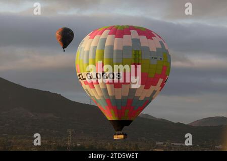 Teotihuacan, Mexiko. Dezember 2023. Heißluftballons verschiedener Firmen fliegen bei Sonnenaufgang in der Pyramidenzone von Teotihuacan. Credit: Luis E Salgado/Alamy Live News Credit: Luis E Salgado/Alamy Live News Stockfoto