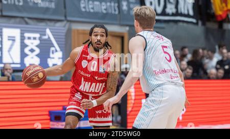 Bild: v. l. Otis Livingston (Würzburg Baskets, 0) und Harald Frey (Telekom Baskets Bonn, 5). 16.12.2023, Basketball, BBL, Würzburg Baskets -Telekom Baskets Bonn, GER, Würzburg, tectake Arena. Stockfoto