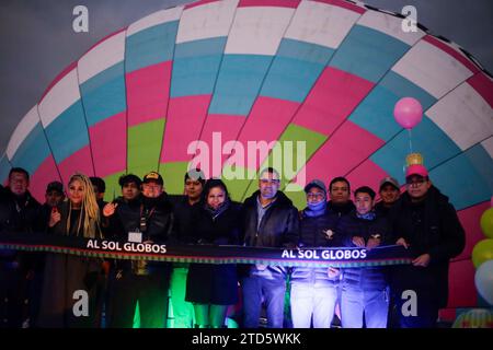 Teotihuacan, Mexiko. Dezember 2023. Das Band durchtrennt, um den größten Heißluftballon Mexikos von der Firma Al Sol Globos aufzublasen. Credit: Luis E Salgado/Alamy Live News Credit: Luis E Salgado/Alamy Live News Stockfoto