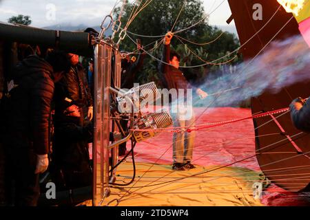 Teotihuacan, Mexiko. Dezember 2023. Aufblasen des größten Heißluftballons Mexikos durch die Firma Al Sol Ballons. Credit: Luis E Salgado/Alamy Live News Credit: Luis E Salgado/Alamy Live News Stockfoto