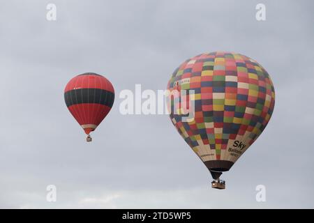 Teotihuacan, Mexiko. Dezember 2023. Heißluftballons verschiedener Firmen fliegen bei Sonnenaufgang in der Pyramidenzone von Teotihuacan. Credit: Luis E Salgado/Alamy Live News Credit: Luis E Salgado/Alamy Live News Stockfoto