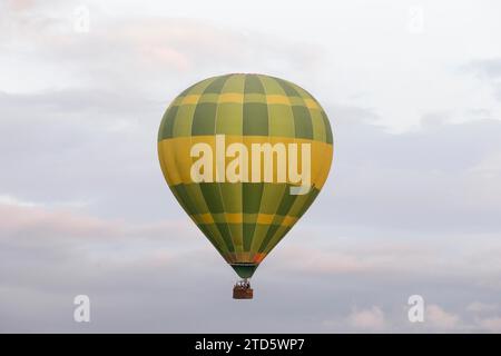 Teotihuacan, Mexiko. Dezember 2023. Heißluftballons verschiedener Firmen fliegen bei Sonnenaufgang in der Pyramidenzone von Teotihuacan. Credit: Luis E Salgado/Alamy Live News Credit: Luis E Salgado/Alamy Live News Stockfoto