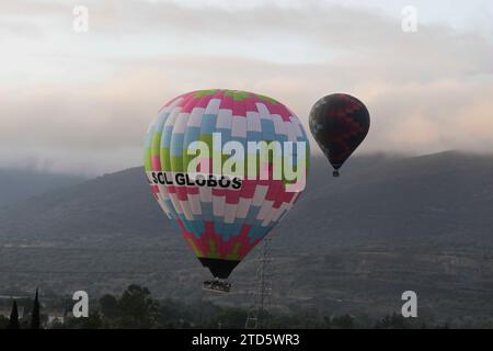 Teotihuacan, Mexiko. Dezember 2023. Heißluftballons verschiedener Firmen fliegen bei Sonnenaufgang in der Pyramidenzone von Teotihuacan. Credit: Luis E Salgado/Alamy Live News Credit: Luis E Salgado/Alamy Live News Stockfoto