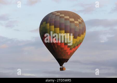 Teotihuacan, Mexiko. Dezember 2023. Heißluftballons verschiedener Firmen fliegen bei Sonnenaufgang in der Pyramidenzone von Teotihuacan. Credit: Luis E Salgado/Alamy Live News Credit: Luis E Salgado/Alamy Live News Stockfoto