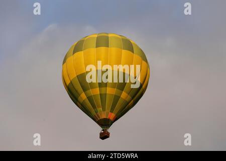 Teotihuacan, Mexiko. Dezember 2023. Heißluftballons verschiedener Firmen fliegen bei Sonnenaufgang in der Pyramidenzone von Teotihuacan. Credit: Luis E Salgado/Alamy Live News Credit: Luis E Salgado/Alamy Live News Stockfoto