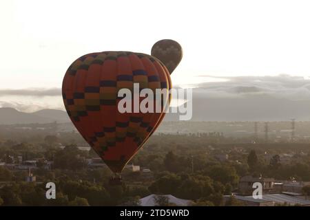 Teotihuacan, Mexiko. Dezember 2023. Heißluftballons verschiedener Firmen fliegen bei Sonnenaufgang in der Pyramidenzone von Teotihuacan. Credit: Luis E Salgado/Alamy Live News Credit: Luis E Salgado/Alamy Live News Stockfoto