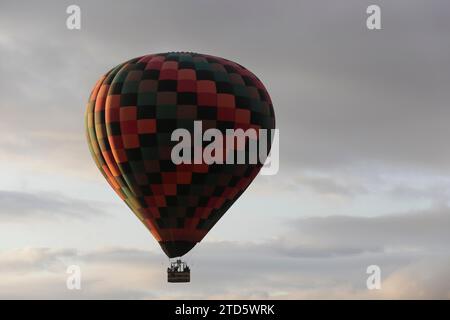 Teotihuacan, Mexiko. Dezember 2023. Heißluftballons verschiedener Firmen fliegen bei Sonnenaufgang in der Pyramidenzone von Teotihuacan. Credit: Luis E Salgado/Alamy Live News Credit: Luis E Salgado/Alamy Live News Stockfoto