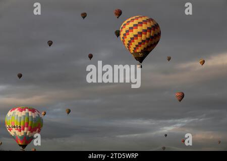 Teotihuacan, Mexiko. Dezember 2023. Heißluftballons verschiedener Firmen fliegen bei Sonnenaufgang in der Pyramidenzone von Teotihuacan. Credit: Luis E Salgado/Alamy Live News Credit: Luis E Salgado/Alamy Live News Stockfoto