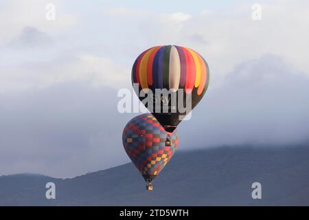 Teotihuacan, Mexiko. Dezember 2023. Heißluftballons verschiedener Firmen fliegen bei Sonnenaufgang in der Pyramidenzone von Teotihuacan. Credit: Luis E Salgado/Alamy Live News Credit: Luis E Salgado/Alamy Live News Stockfoto