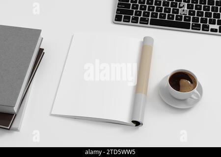 Linke Seite des Magazins auf weißem Schreibtisch. 3D-Abbildung Stockfoto