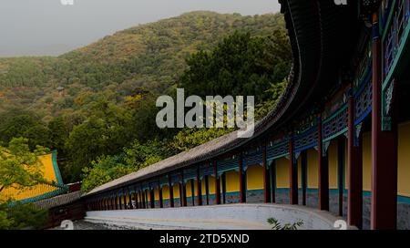 Gekrümmter Korridor mit den Bergen im Hintergrund in duftenden Hügeln, Peking. Stockfoto