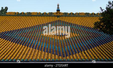 Farbenfrohes Tempeldach mit Rautenmuster im duftenden Hills Park, Peking China Stockfoto