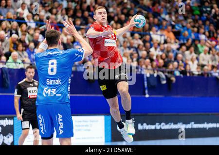 Frederik Simak (TBV Lemgo Lippe, #08), Max Beneke (Fuechse Berlin, #27) GER, TBV Lemgo Lippe vs. Fuechse Berlin, Handball, 1. Bundesliga 17. Spieltag, Spielzeit 2023/2024, 16.12.2023 Foto: Eibner-Pressefoto / Jan Strohdiek Stockfoto