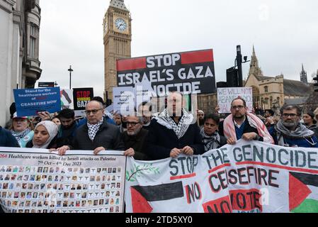 London, Großbritannien. Dezember 2023. Pro-palästinensische Aktivisten, die zu einem dauerhaften Waffenstillstand und einem Ende der israelischen Festnahme, Bombardierung und Besetzung von Gaza auffordern, marschieren vom St. Thomas' Hospital zu einer Kundgebung in Whitehall, gegenüber der Residenz des britischen Premierministers Rishi Sunak in der Downing Street. Krankenhäuser wurden wiederholt von israelischen Luftangriffen angegriffen. Der friedliche Protest war Teil eines nationalen Aktionstages zur Unterstützung Palästinas, an dem im ganzen Land Veranstaltungen stattfanden. Quelle: Ron Fassbender/Alamy Live News Stockfoto