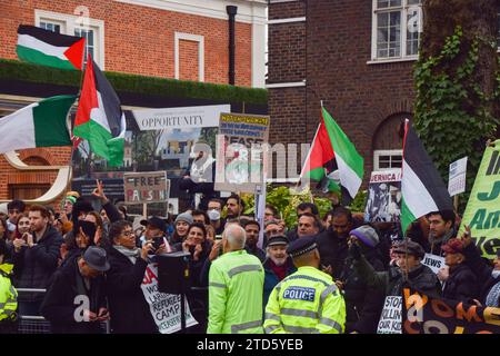 London, Großbritannien. Dezember 2023. Propalästinensische Demonstranten versammeln sich vor der Residenz der israelischen Botschafterin Tzipi Hotovely, nachdem sie Kommentare abgegeben hatte, die die zwei-Staaten-Lösung abgelehnt hatten. Quelle: Vuk Valcic/Alamy Live News Stockfoto