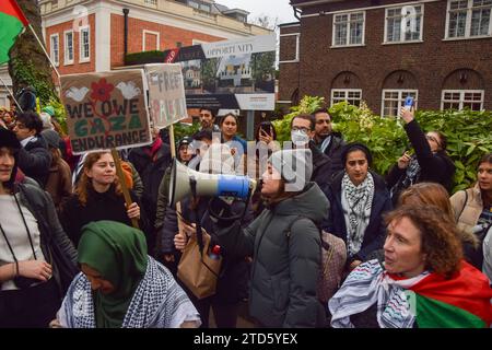 London, Großbritannien. Dezember 2023. Propalästinensische Demonstranten versammeln sich vor der Residenz der israelischen Botschafterin Tzipi Hotovely, nachdem sie Kommentare abgegeben hatte, die die zwei-Staaten-Lösung abgelehnt hatten. Quelle: Vuk Valcic/Alamy Live News Stockfoto