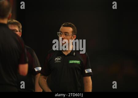 London, Großbritannien. 16. Dezember 2023, Alexandra Palace, London, England; 2023/24 PDC Paddy Power World Darts Championships Tag 2 Abendveranstaltung; Referee Huw Ware Credit: Action Plus Sports Images/Alamy Live News Stockfoto