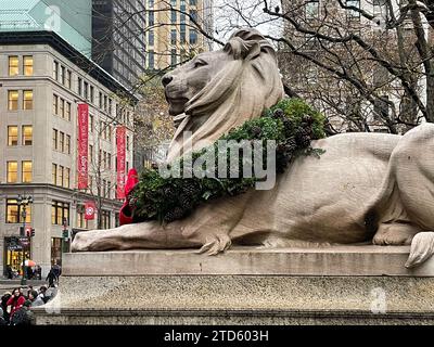 Lion Statue with Wreath during the Holidays, New York Public Library, Main Branch, NYC 2023, Vereinigte Staaten Stockfoto