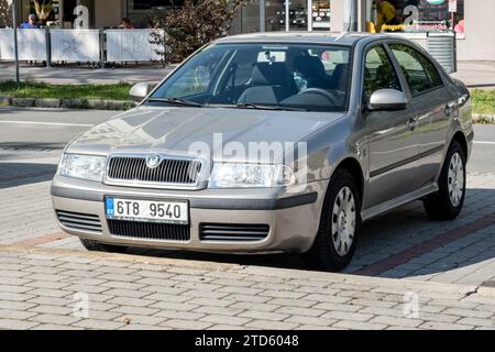 OSTRAVA, TSCHECHISCHE REPUBLIK - 25. AUGUST 2023: Silberner Skoda Octavia Wagen der 1. Generation in Liftback Facelifting Version Stockfoto