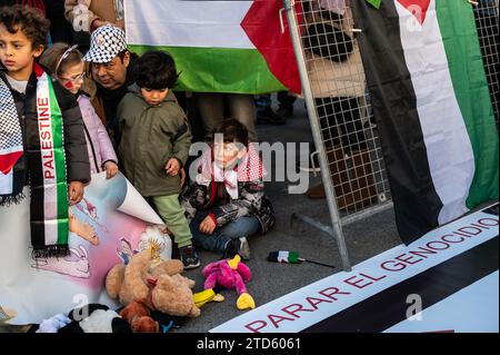 Madrid, Spanien. Dezember 2023. Kinder und ihre Eltern versammeln sich, um die Kinder aus Gaza, Palästina, während einer Demonstration vor dem Abgeordnetenkongress zu unterstützen. Seit dem 7. Oktober 2023 sind im Gazastreifen mehr als 18.000 Palästinenser infolge israelischer Luftangriffe während des Konflikts zwischen Israel und Palästina getötet worden. Quelle: Marcos del Mazo/Alamy Live News Stockfoto