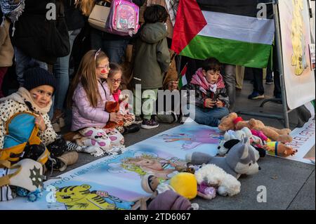 Madrid, Spanien. Dezember 2023. Kinder und ihre Eltern versammeln sich, um die Kinder aus Gaza, Palästina, während einer Demonstration vor dem Abgeordnetenkongress zu unterstützen. Seit dem 7. Oktober 2023 sind im Gazastreifen mehr als 18.000 Palästinenser infolge israelischer Luftangriffe während des Konflikts zwischen Israel und Palästina getötet worden. Quelle: Marcos del Mazo/Alamy Live News Stockfoto