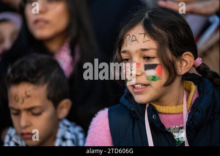 Madrid, Spanien. Dezember 2023. Kinder und ihre Eltern versammeln sich, um die Kinder aus Gaza, Palästina, während einer Demonstration vor dem Abgeordnetenkongress zu unterstützen. Seit dem 7. Oktober 2023 sind im Gazastreifen mehr als 18.000 Palästinenser infolge israelischer Luftangriffe während des Konflikts zwischen Israel und Palästina getötet worden. Quelle: Marcos del Mazo/Alamy Live News Stockfoto