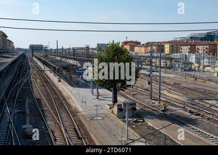 BOLOGNA, ITALIEN - 19. APRIL 2022: Hauptbahnhof Bologna mit leeren Bahnsteigen Stockfoto