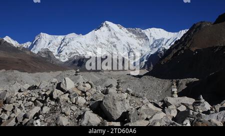 Der größte Gletscher Nepals, der Ngoumpa-Gletscher. Cho Oyu, hoher Berg an der Grenze zu Nepal Tibet. Stockfoto