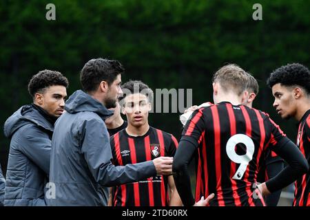 Landore, Swansea, Wales. 16. Dezember 2023. Andrew Surman Assistant Coach des AFC Bournemouth unter 18 Jahren spricht mit seinen Spielern während einer Spielpause beim U18 Professional Development League Spiel zwischen Swansea City und AFC Bournemouth an der Swansea City Academy in Landore, Swansea, Wales, Großbritannien am 16. Dezember 2023. Quelle: Duncan Thomas/Majestic Media/Alamy Live News. Stockfoto