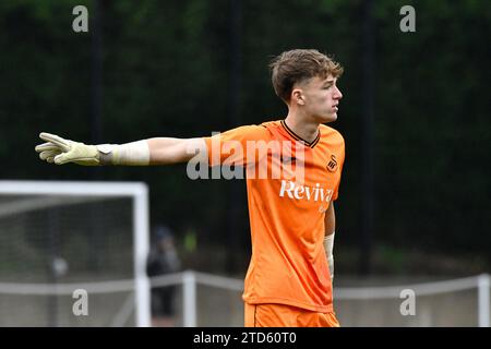 Landore, Swansea, Wales. 16. Dezember 2023. Torhüter Kit Margetson aus Swansea City spricht mit seiner Verteidigung während des U18-Spiels zwischen Swansea City und AFC Bournemouth am 16. Dezember 2023 an der Swansea City Academy in Landore, Swansea, Wales, Großbritannien. Quelle: Duncan Thomas/Majestic Media/Alamy Live News. Stockfoto