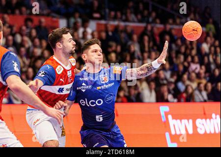 Dani Baijens (Handball Sport Verein Hamburg, #77), Csaba Leimeter (HBW Balingen-Weilstetten, #05) GER, Handball Sport Verein Hamburg vs. HBW Balingen-Weilstetten, Handball, Bundesliga, Spieltag 17, Saison 2023/2024, 16.12.2023 Foto: Eibner-Pressefoto/Marcel von Fehrn Stockfoto