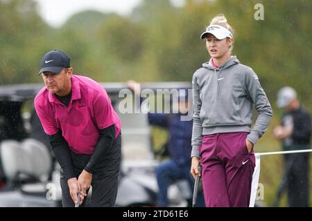 Orlando, Florida, USA. 16. Dezember 2023, Orlando, Florida, USA: Nelly Korda (R) und ihr Vater Petr Korda stellen während der PNC Championship Pro-am 2023 im Ritz-Carlton Golf Club einen Putt auf das 12. Grün. (Kreditbild: © Debby Wong/ZUMA Press Wire) NUR REDAKTIONELLE VERWENDUNG! Nicht für kommerzielle ZWECKE! Quelle: ZUMA Press, Inc./Alamy Live News Stockfoto