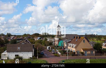 Blick auf die Kikkerstraat (Frog Street) von de Cocksdorp. De Cocksdorp ist eines der Dörfer auf der Insel Texel. Nord-Holland, Niederlande. Stockfoto