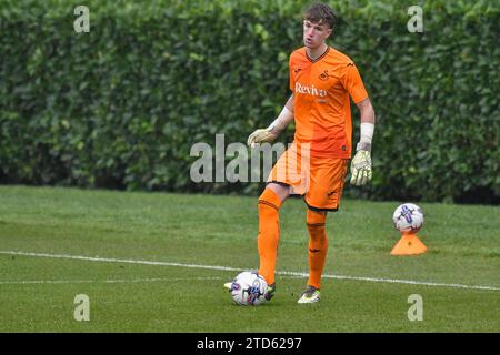 Landore, Swansea, Wales. 16. Dezember 2023. Torhüter Kit Margetson aus Swansea City in Aktion während des U18-Spiels zwischen Swansea City und AFC Bournemouth in der Swansea City Academy in Landore, Swansea, Wales, Großbritannien am 16. Dezember 2023. Quelle: Duncan Thomas/Majestic Media/Alamy Live News. Stockfoto