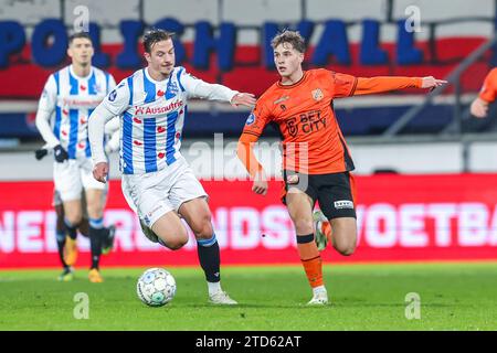 HEERENVEEN, NIEDERLANDE - 16. DEZEMBER: Bram van Driel vom FC Volendam wird am 16. DEZEMBER 2023 im Abe Lenstra Stadion in Heerenveen von Simon Olsson vom SC Heerenveen, Niederlande, im niederländischen Eredivisie-Spiel zwischen dem SC Heerenveen und dem FC Volendam angefochten. (Foto: Pieter van der Woude/Orange Pictures) Stockfoto