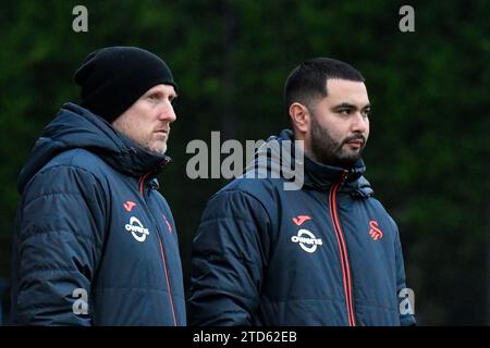 Landore, Swansea, Wales. 16. Dezember 2023. Paul Whitfield Swansea City unter 18 Torhüter Coach und Ryan Davies Coach aus Swansea City unter 18 Jahren während des U18 Professional Development League Spiels zwischen Swansea City und AFC Bournemouth an der Swansea City Academy in Landore, Swansea, Wales, Großbritannien am 16. Dezember 2023. Quelle: Duncan Thomas/Majestic Media/Alamy Live News. Stockfoto