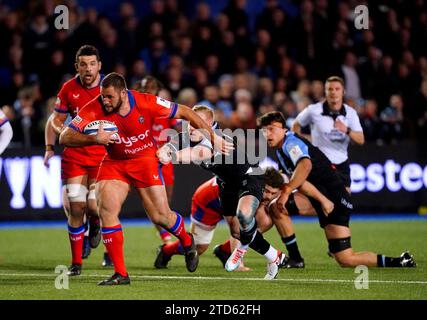 Thomas du Toit von Bath Rugby wird beim Investec Champions Cup Spiel im Cardiff Arms Park in Cardiff von Tinus de Beer bekämpft. Bilddatum: Samstag, 16. Dezember 2023. Stockfoto